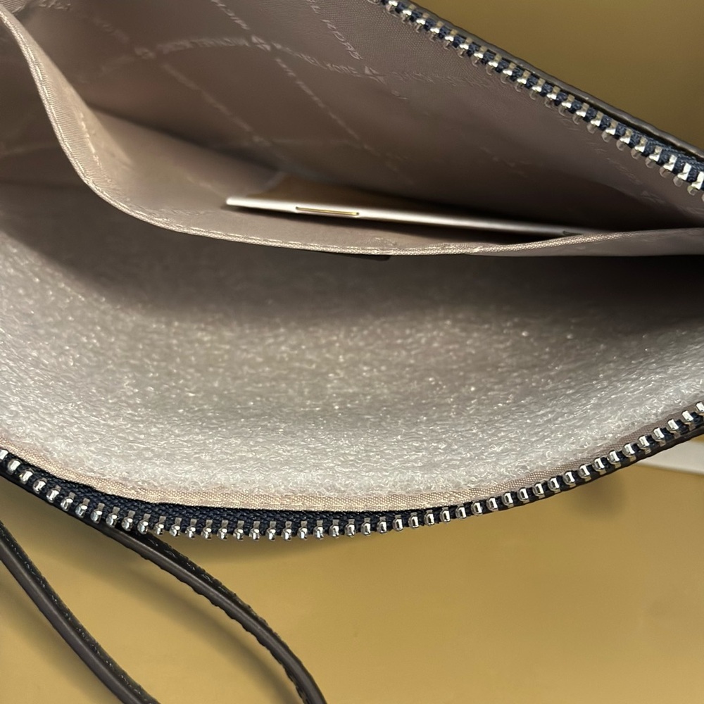 Micheal kors wristlet - Picture 2 of 3